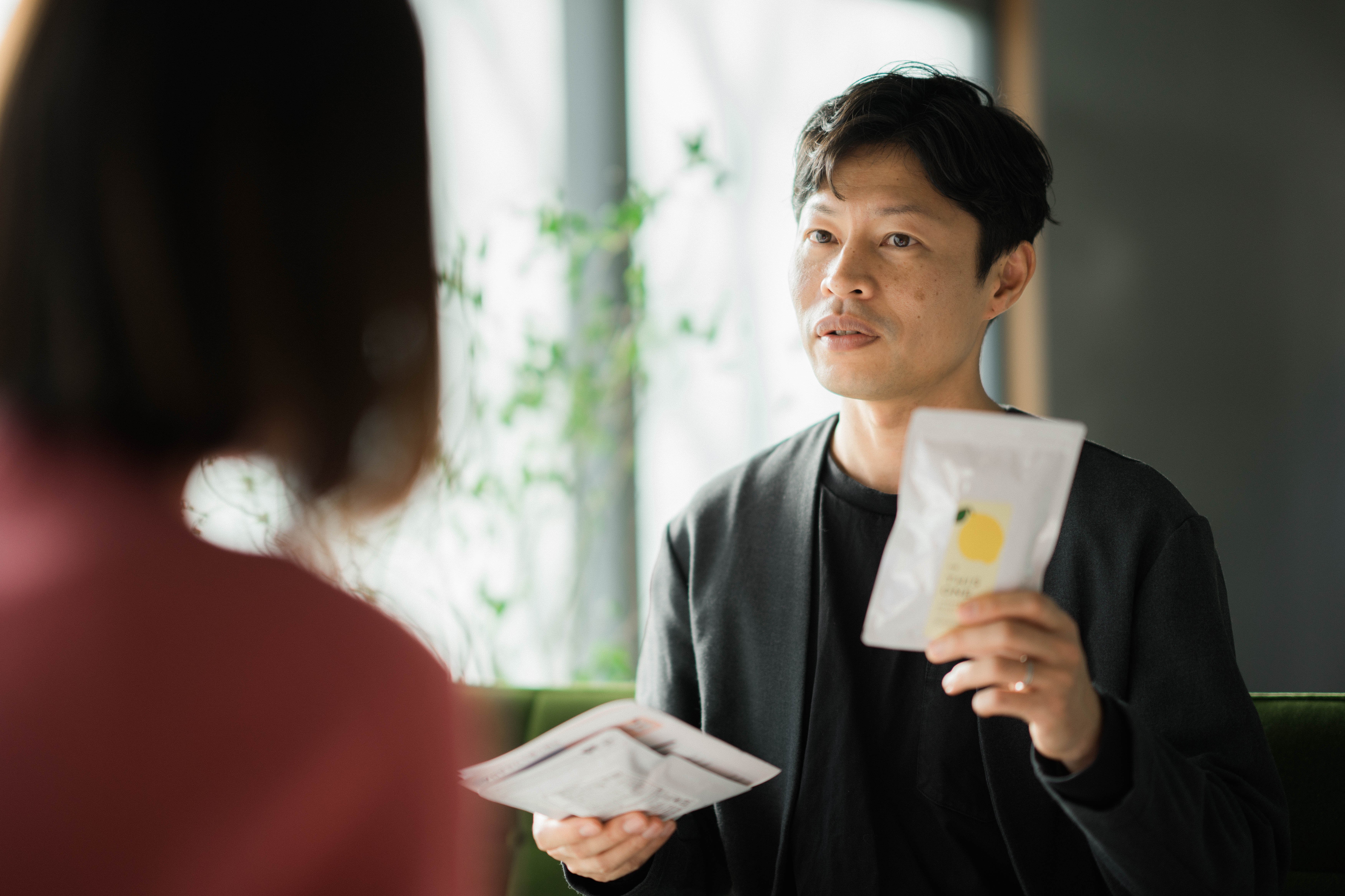 男性更年期になり疲れやすいと悩んでいるイメージ