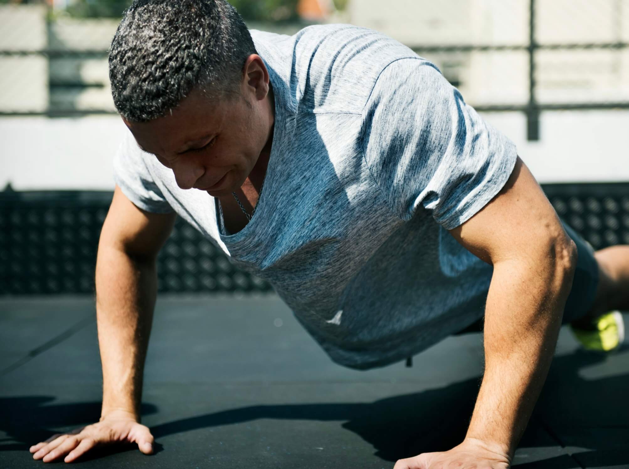 運動して加齢臭が匂う男性の写真