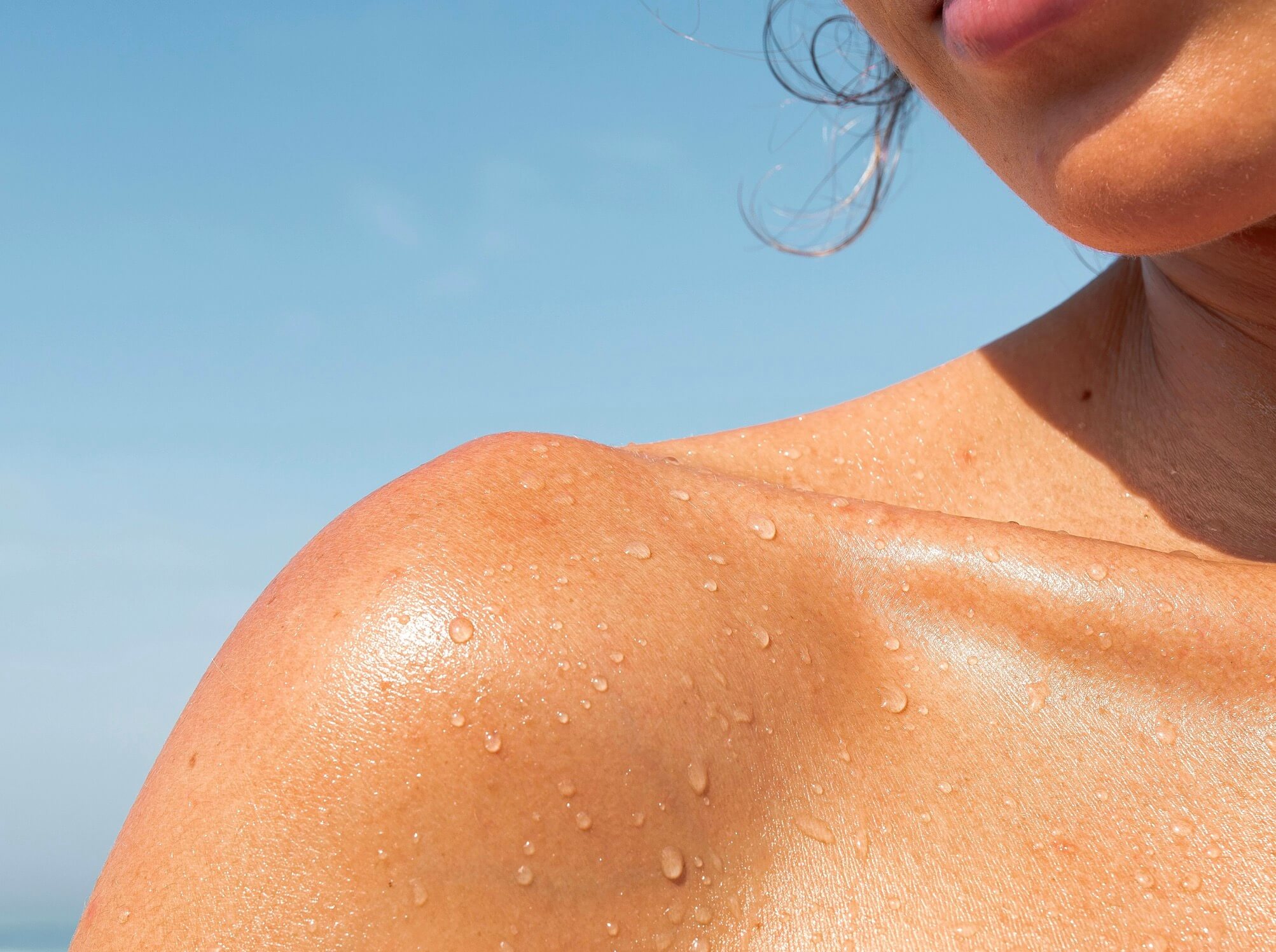 大量に汗を書いている女性の写真