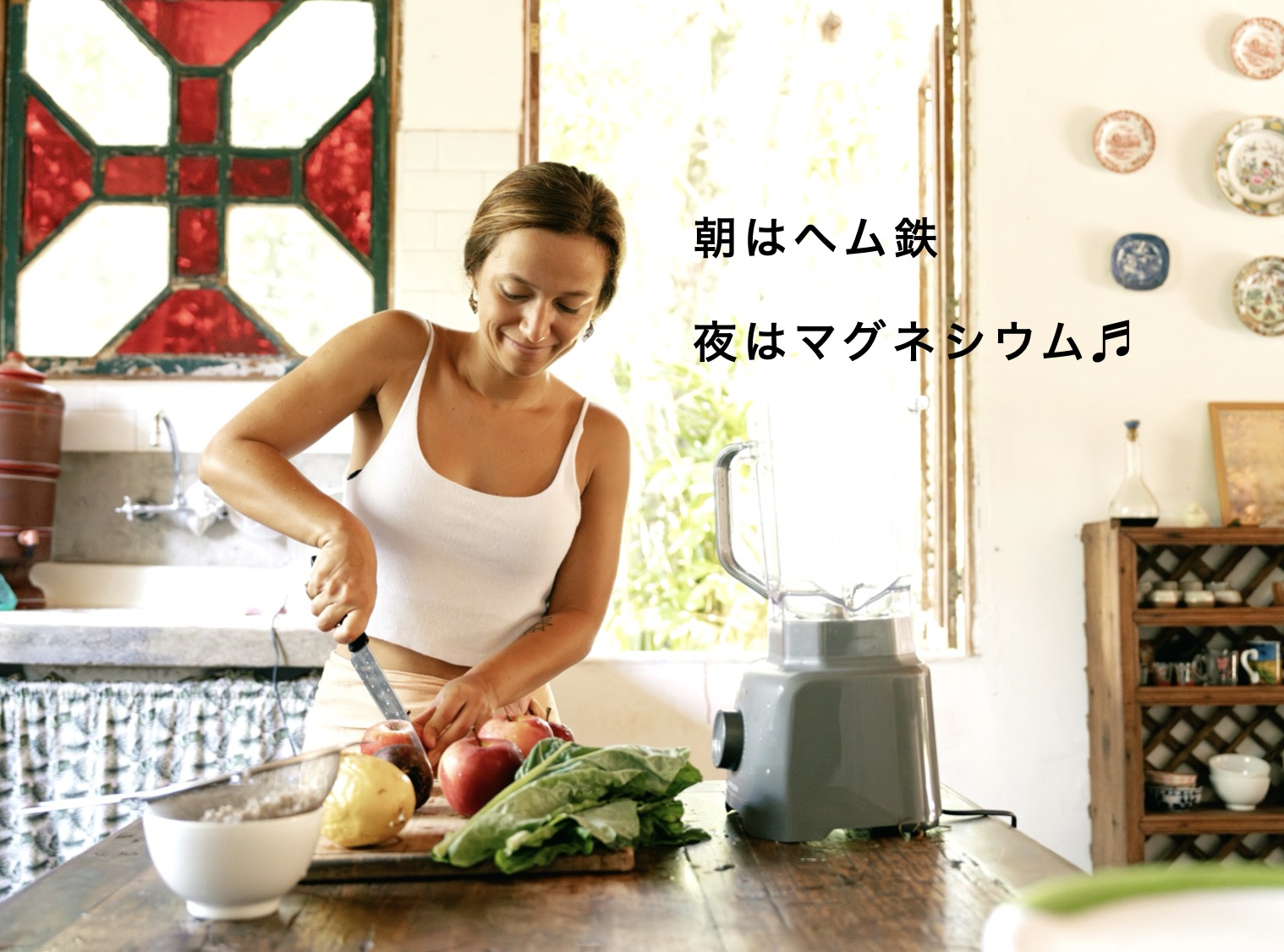 計画を立ててサプリで栄養素を補っている女性の写真