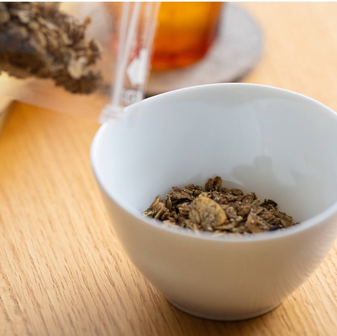 グラノーラをお皿に入れている