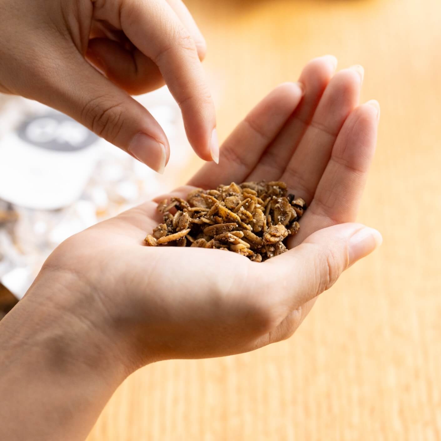 間食にグラノーラを食べている