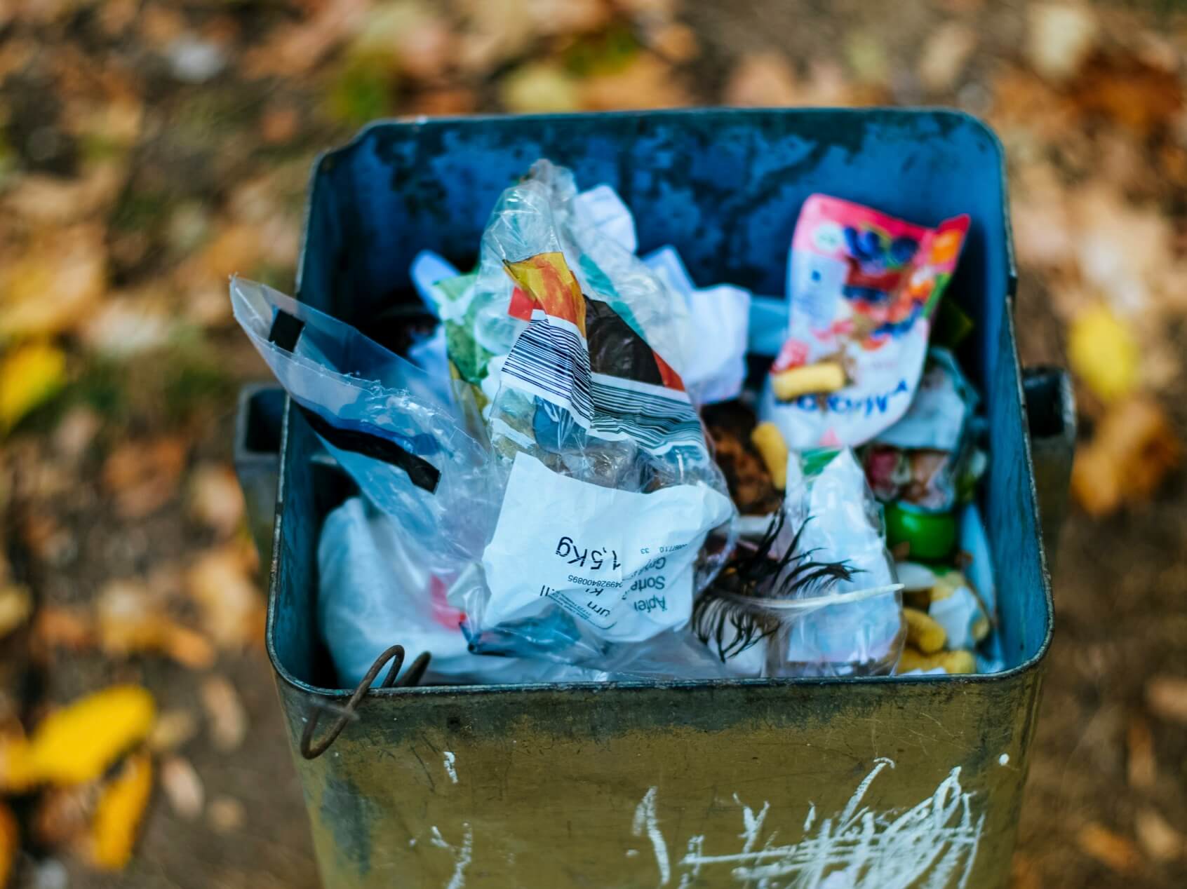 ゴミ箱からニオイが漂っている写真