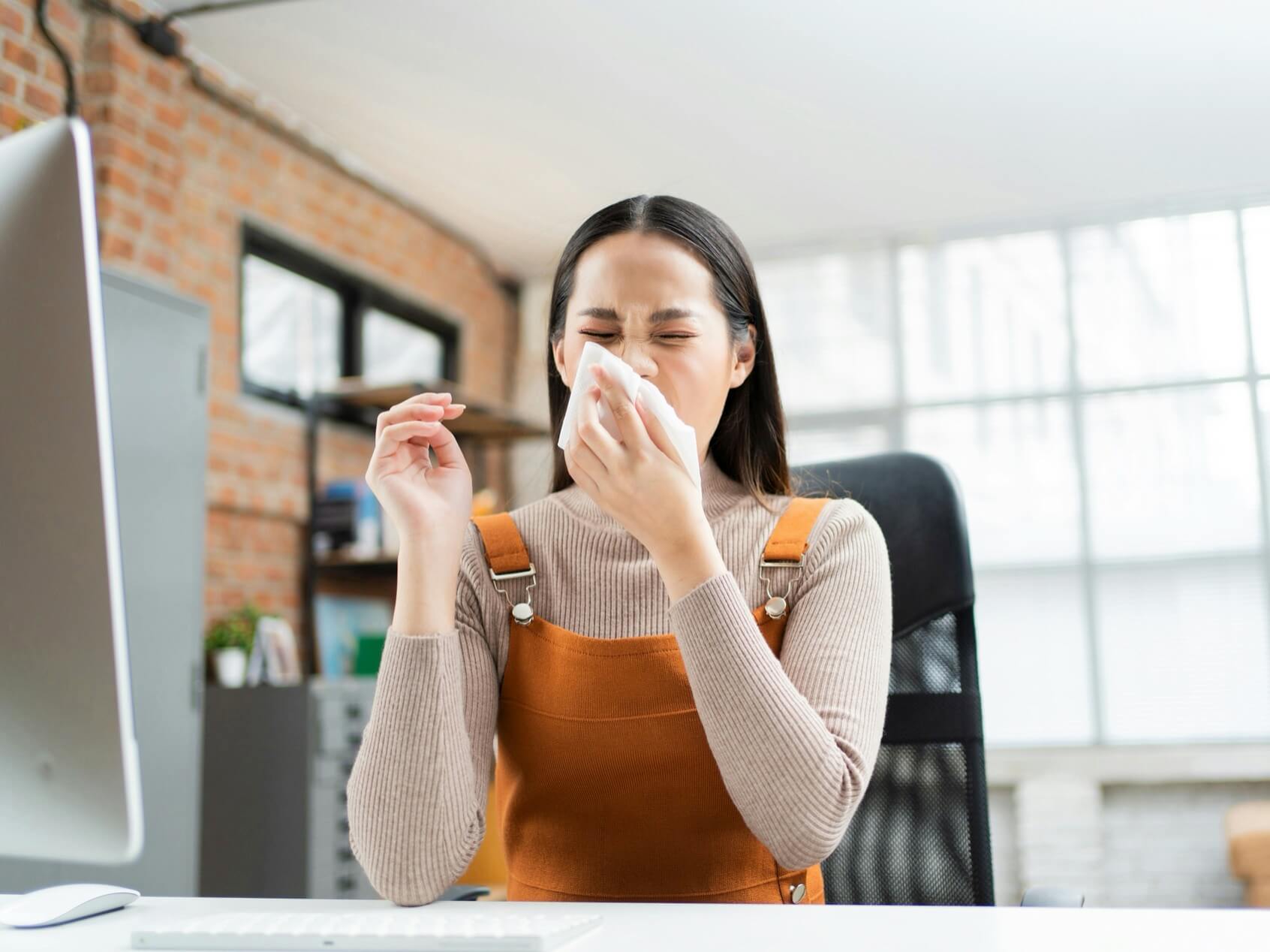 女性が口臭でくさそうにしている写真