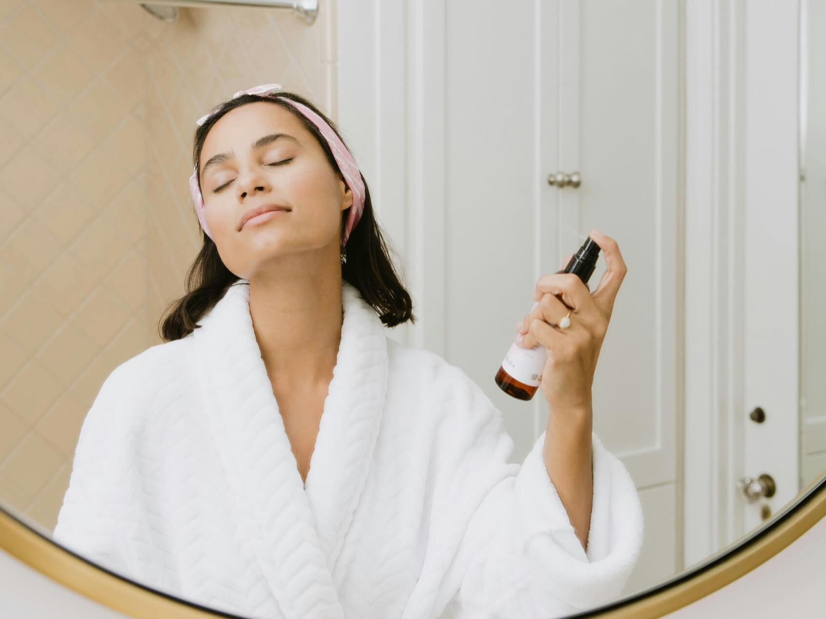 香水をつけてニオイをカバーしようとしている女性の写真