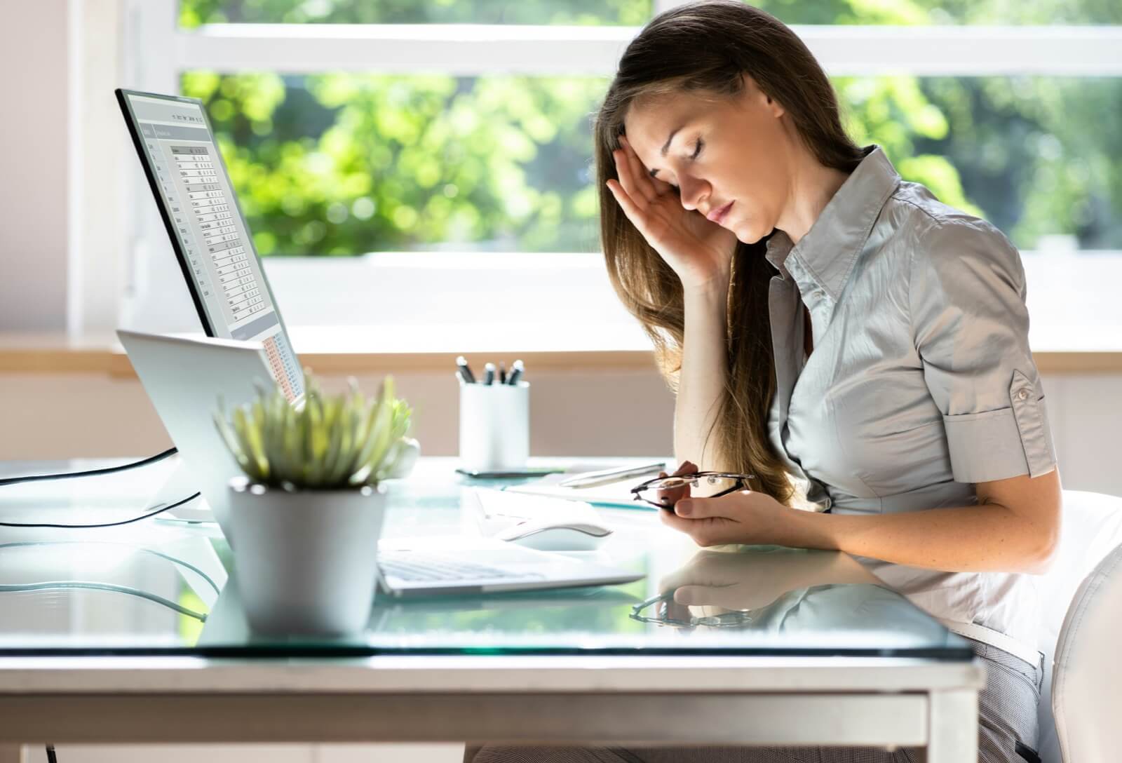 酸化ストレスと目の緊張で肩こりが悪化した女性