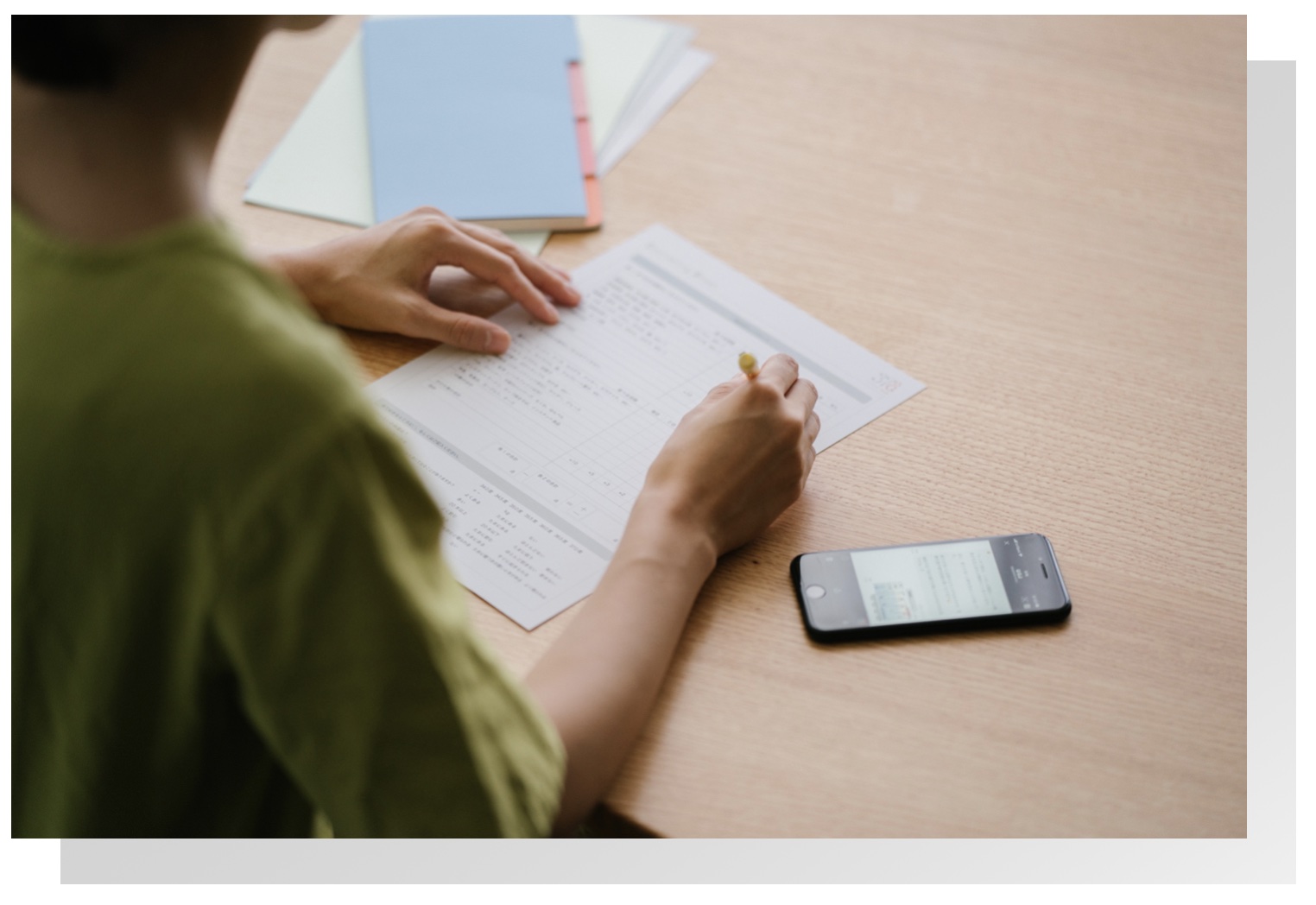 オアディスワンの体質改善プログラムで学んでいる女性のイメージ