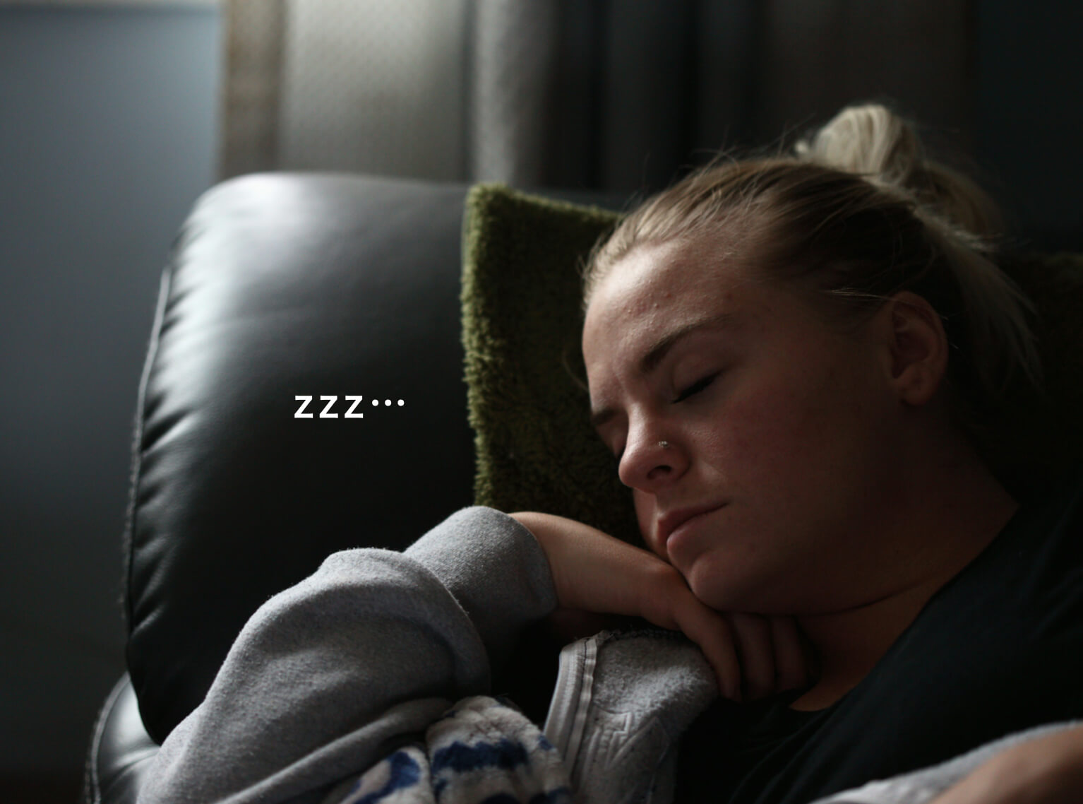 睡眠改善サプリを愛用してぐっすりと眠っている女性の写真