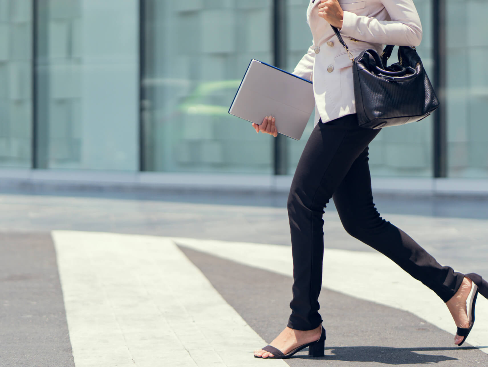 仕事で足が攣っている女性