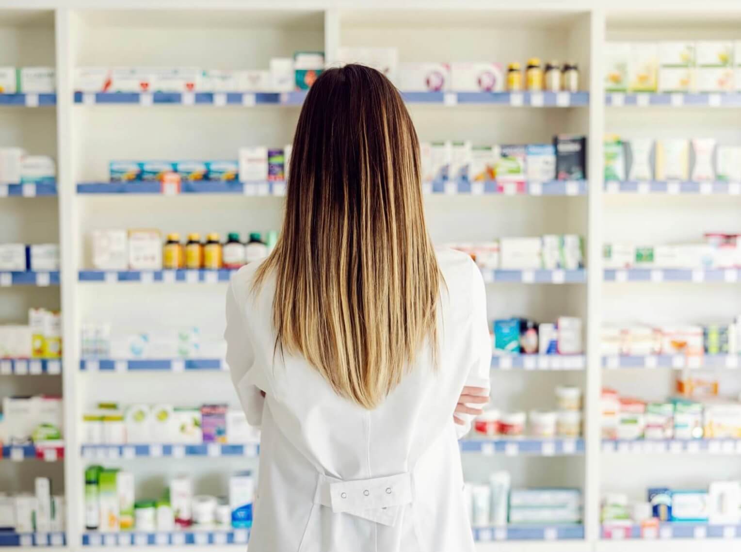 自分に合うサプリを探している女性の写真