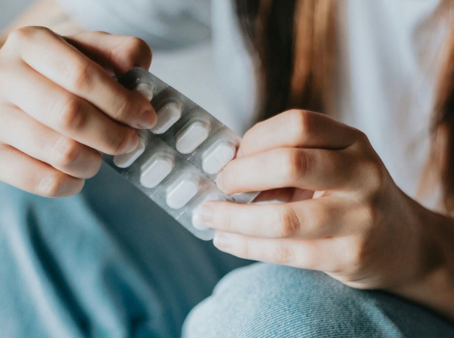 便秘薬を飲もうとしている写真