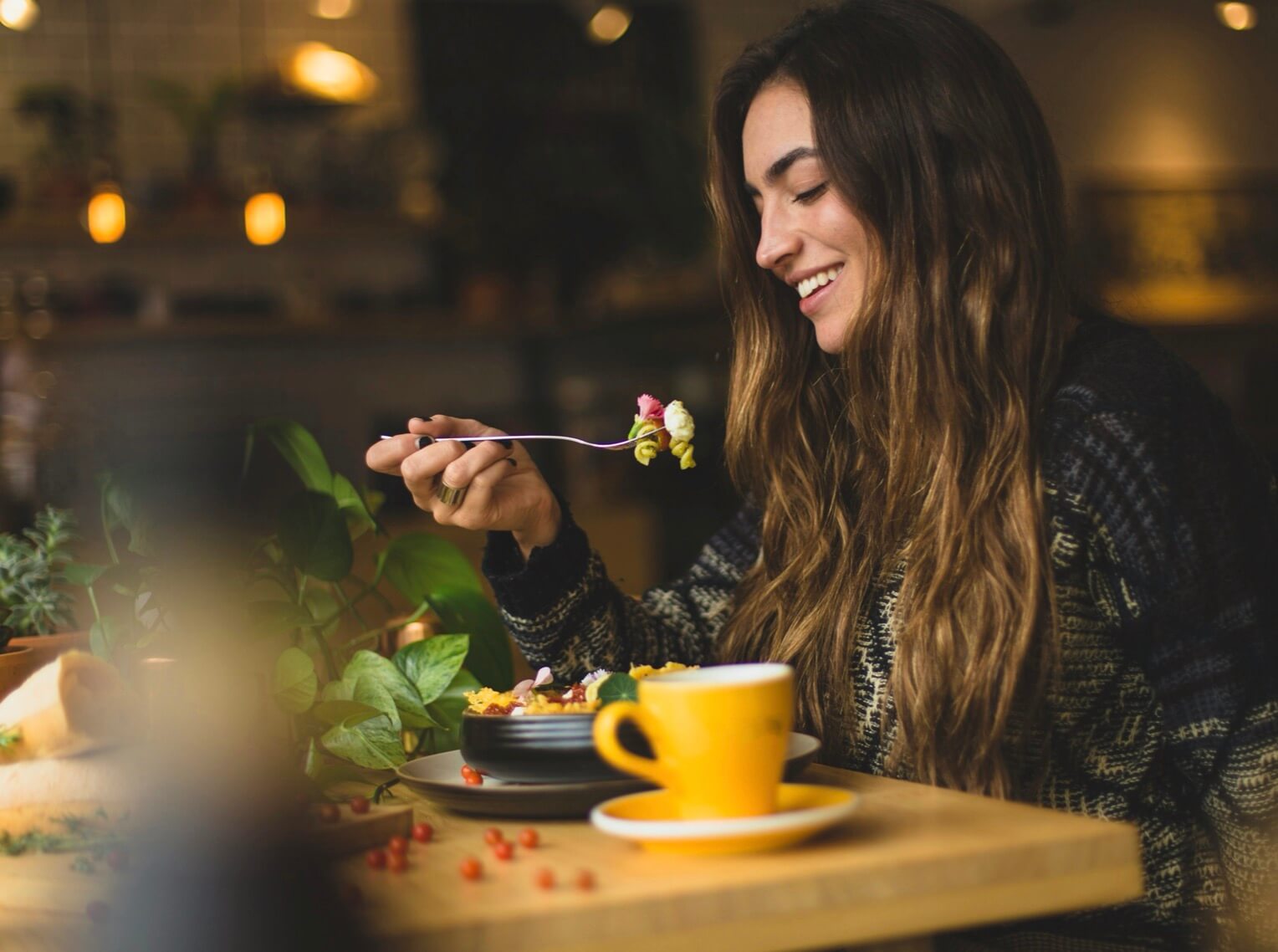 お野菜を食べている女性の写真