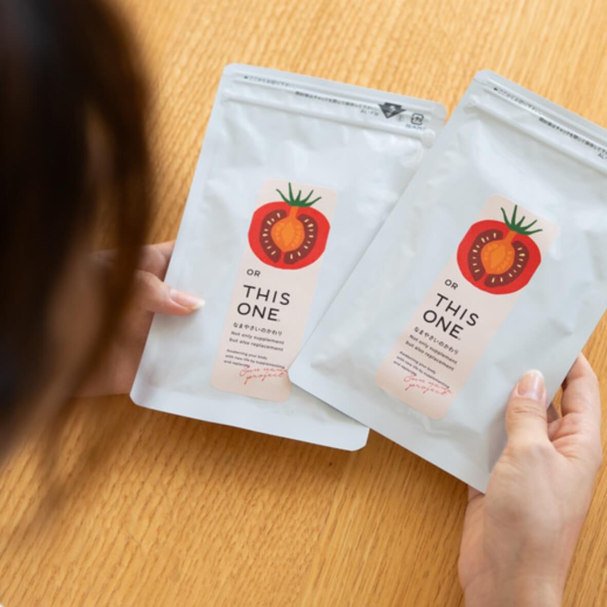 更年期で悩んでいる女性がオアディスワンの「なまやさいのかわり」のカプセルを見ている