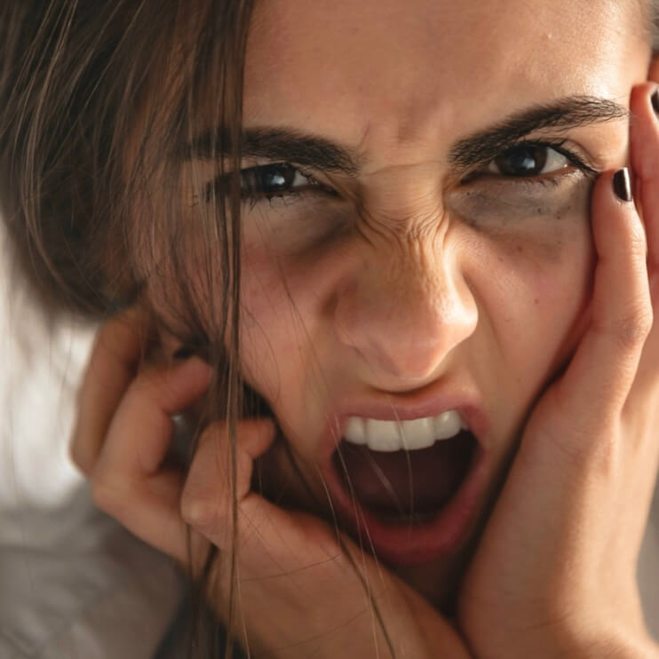 PMSでイライラしている女性の画像