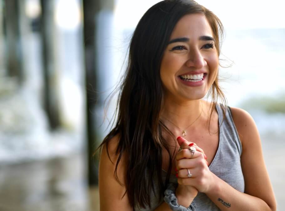 専門家の相談を受けて安心している表情の女性の画像