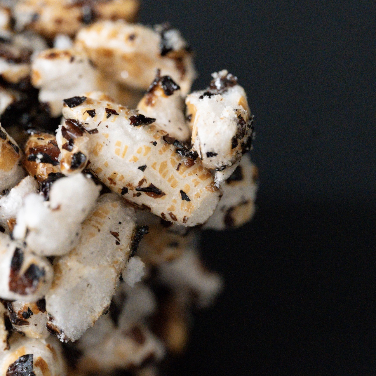 和歌山で育った無農薬無添加の黒米をつかった子供にも人気の美味しいポン菓子のイメージ