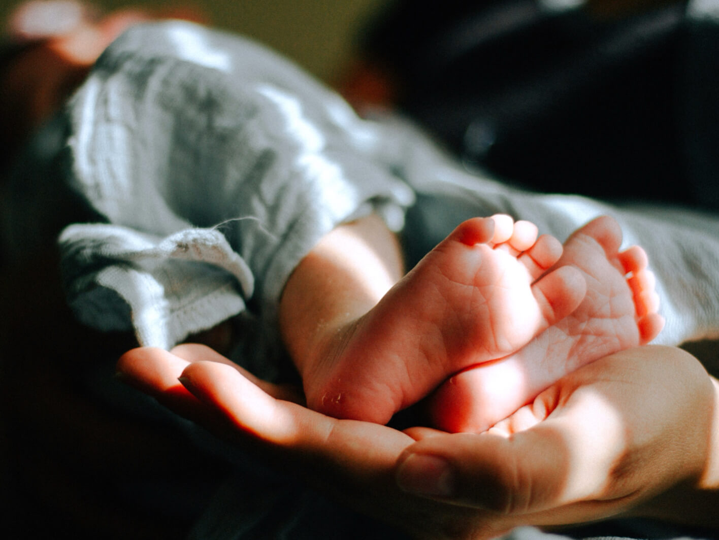 赤ちゃんをだっこする妊婦