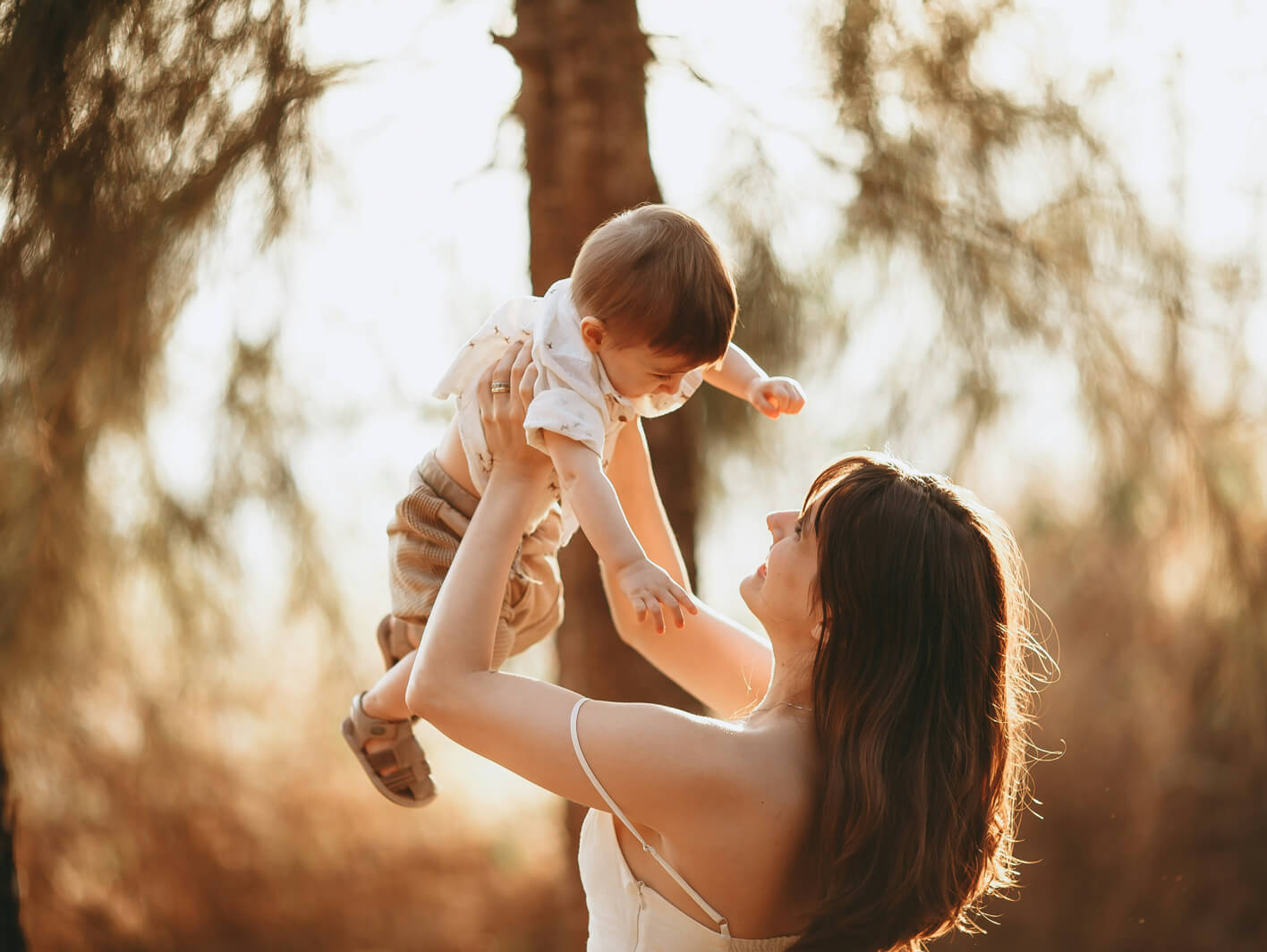 子供を抱っこしているお母さんの写真