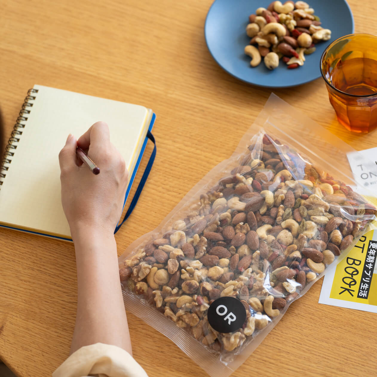 オアディスワンのナッツを手に乗せている