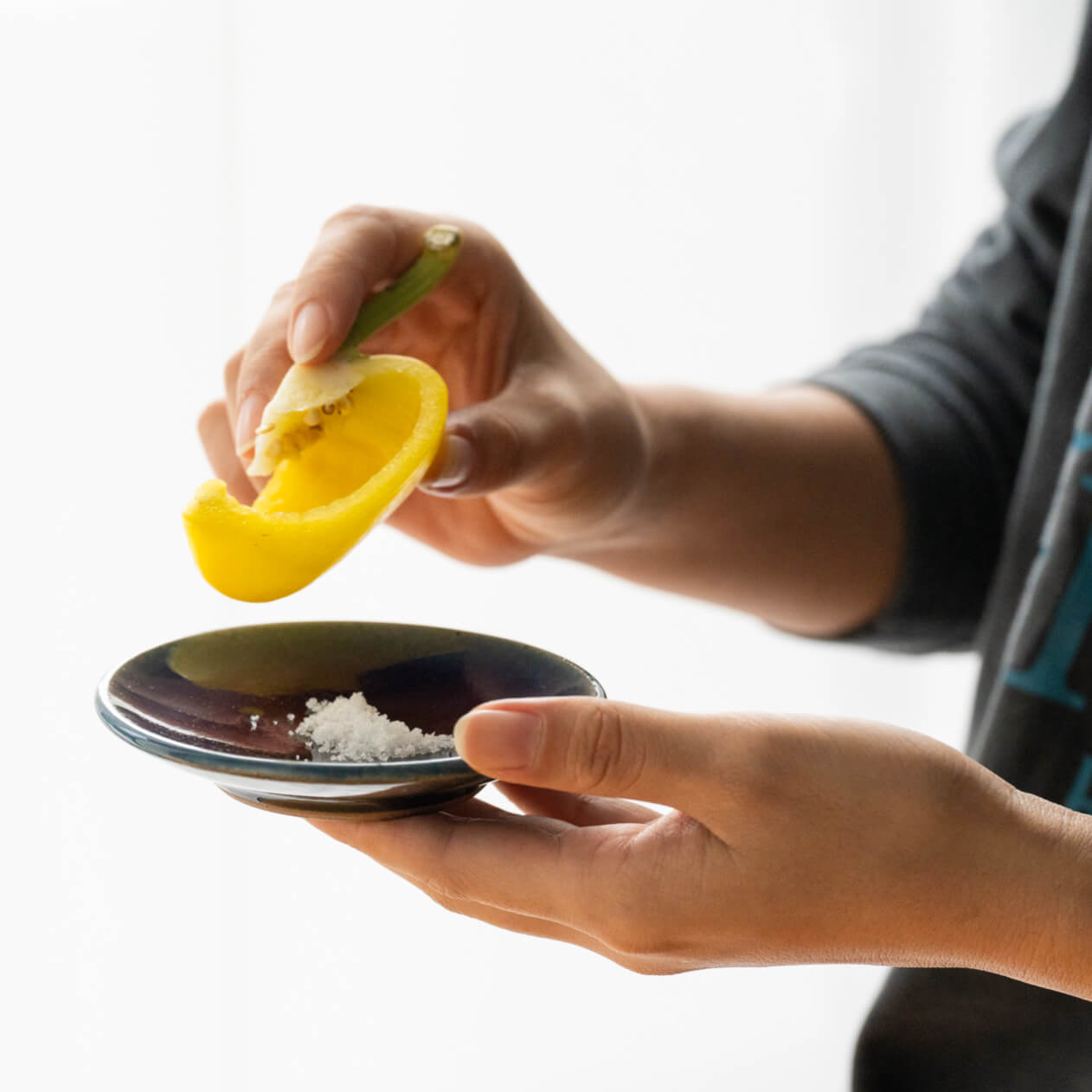 野菜に塩をつけている