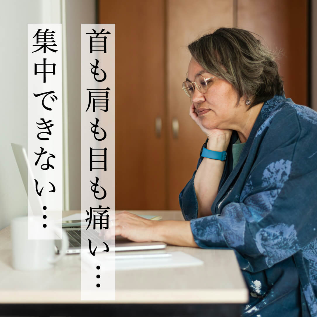 “寝ている時に足が攣ることに悩む更年期女性"