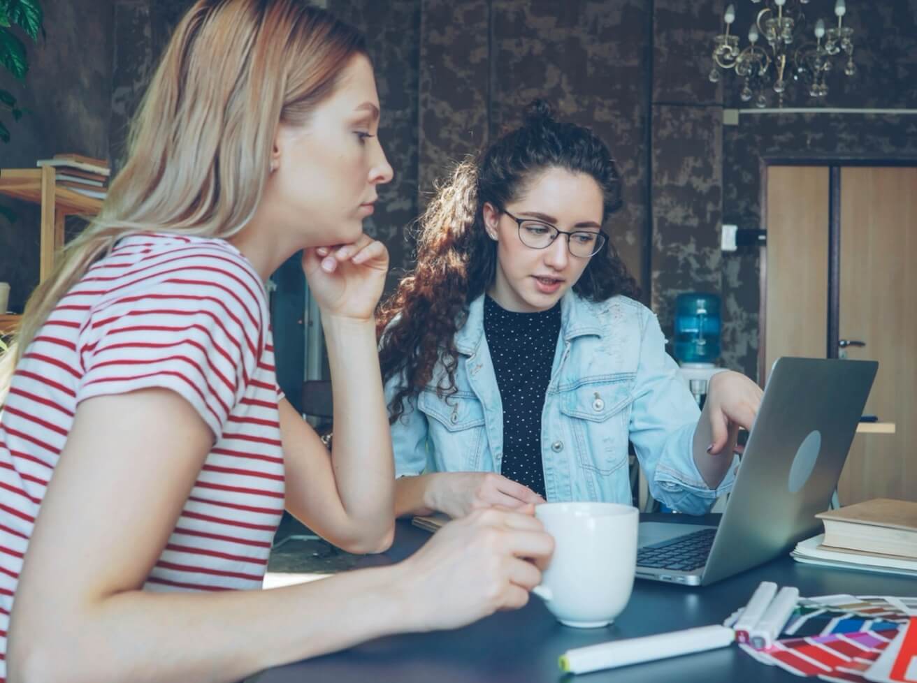 皮膚を強くするサプリについて検索する女性